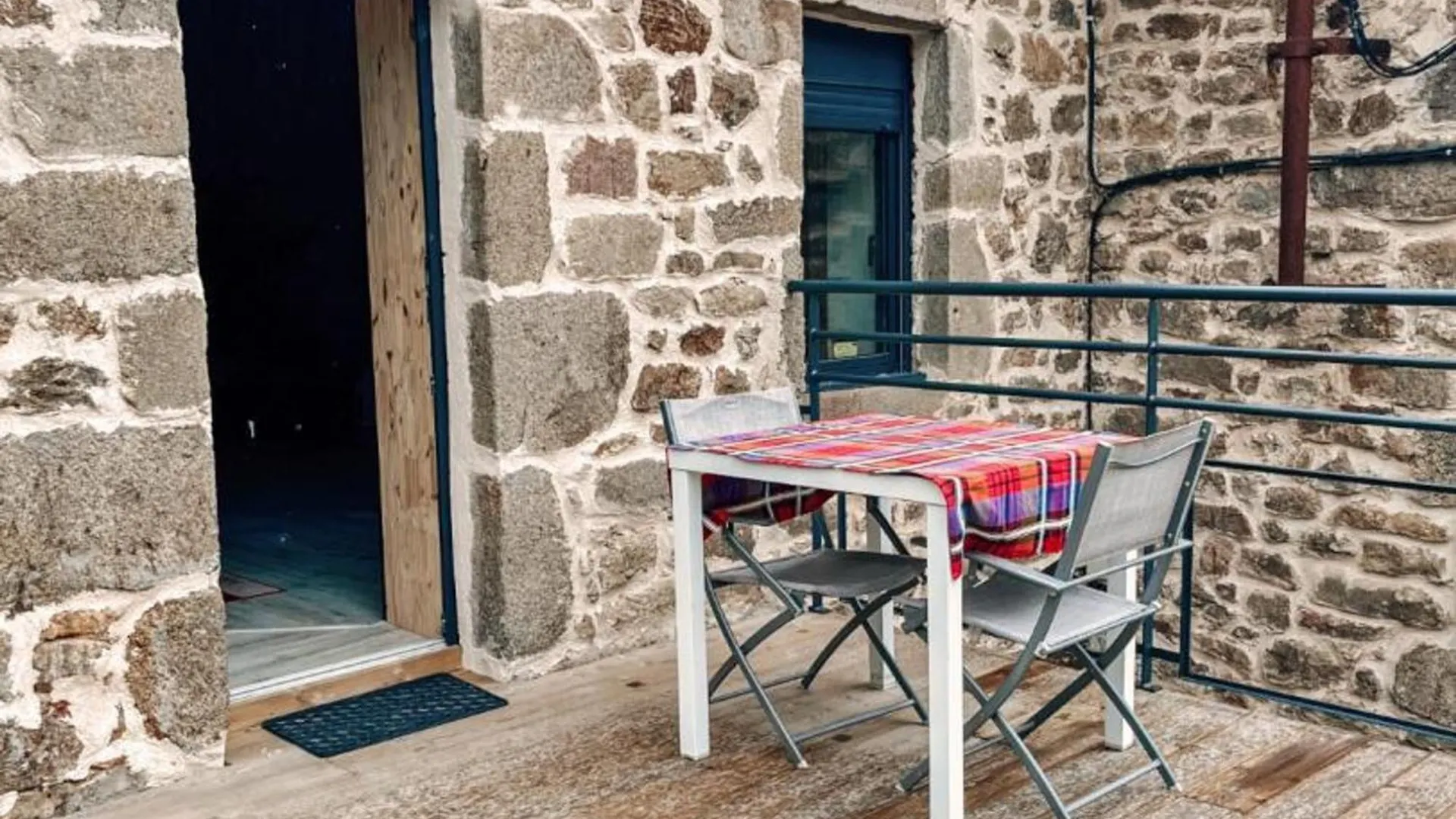 Gite De Charme 18Eme Avec Spa Et Terrasse, St-Julien-Molin-Molette - Fr-1-496-335 contacts